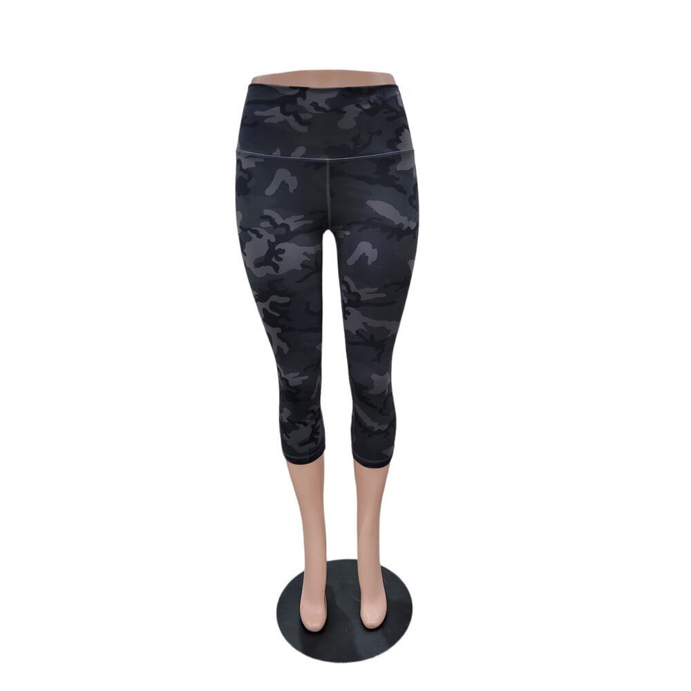 ZYIA Women's Luxe‎ High Rise Capri Pants Size 6-8 Forest Camo